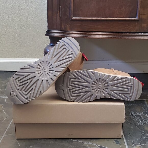 Ugg Classic Logo Zip boot - Picture 3 of 3